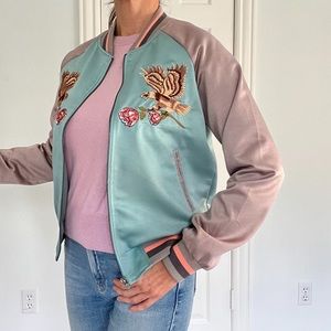Bomber jacket with embroidery.